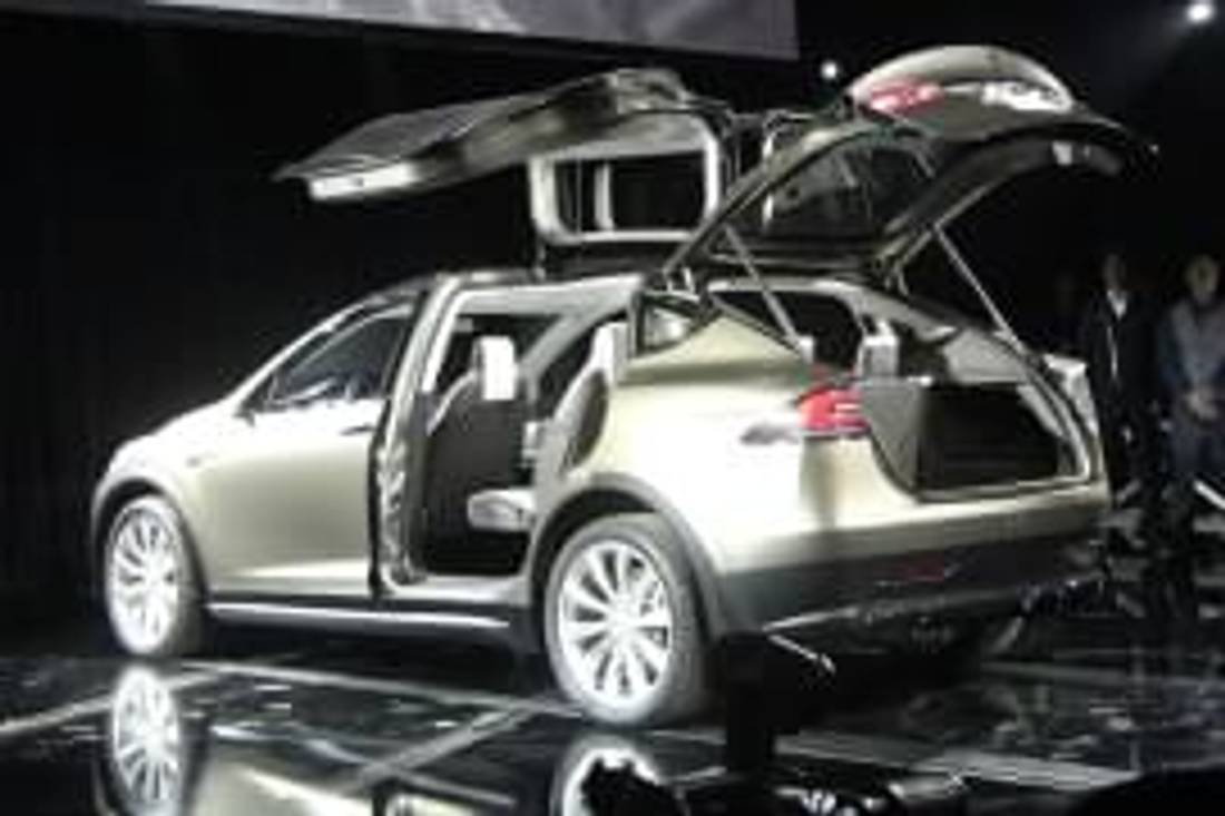 Tesla Model X с отворени задни врати