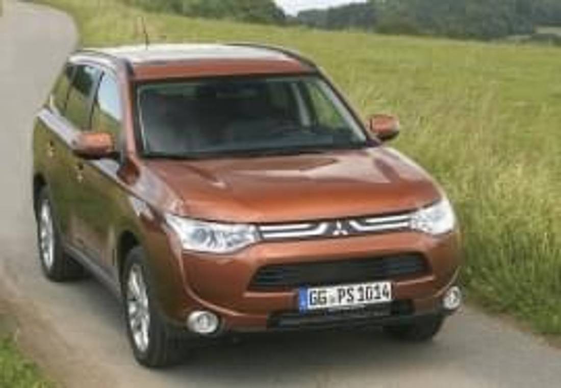 Mitsubishi Outlander косо отгоре 