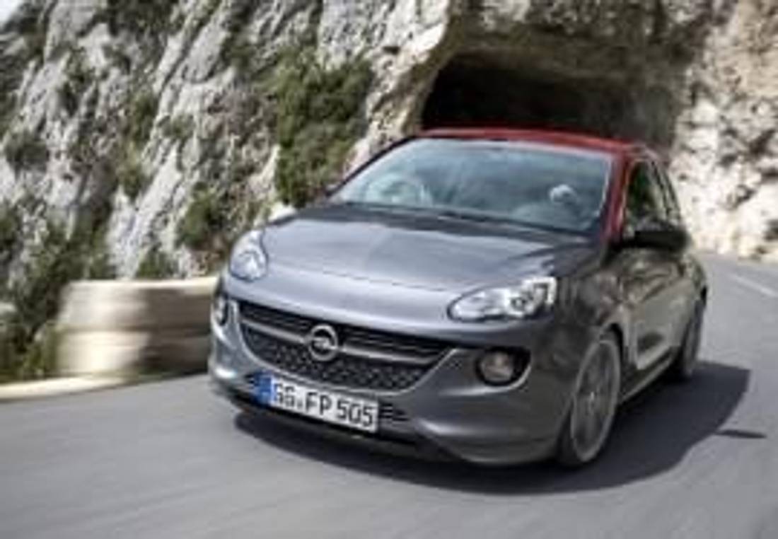 Opel Adam излиза от тунел