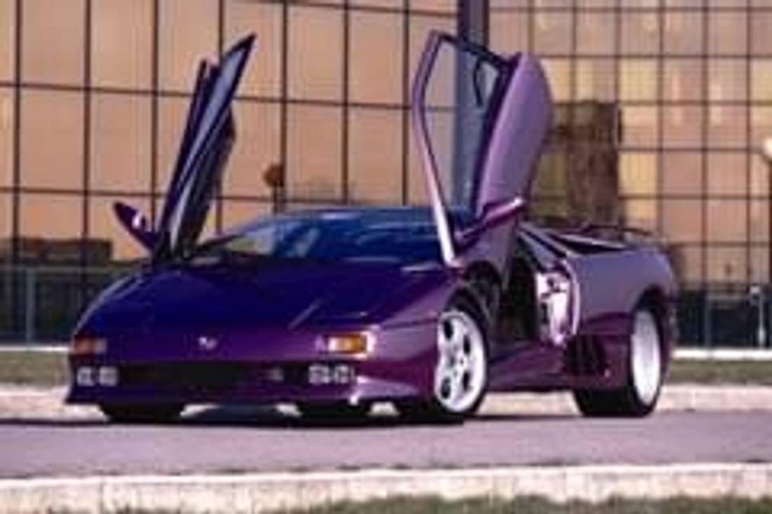Lamborghini Diablo отстрани