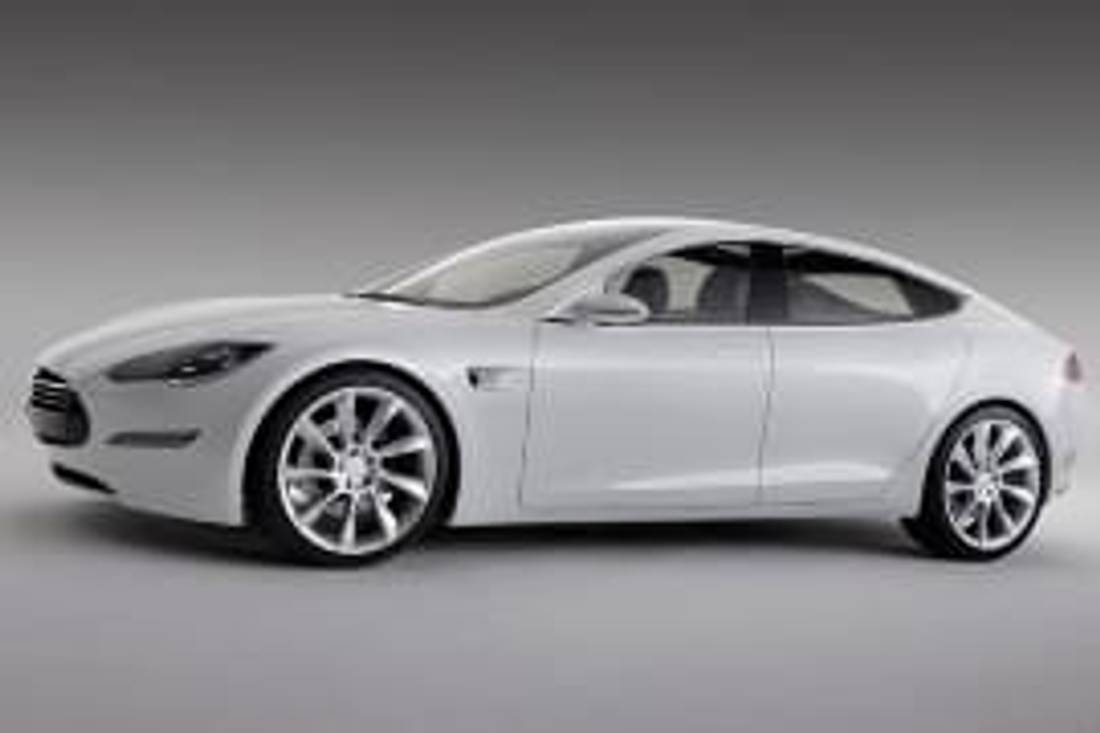 Tesla Model S отстрани