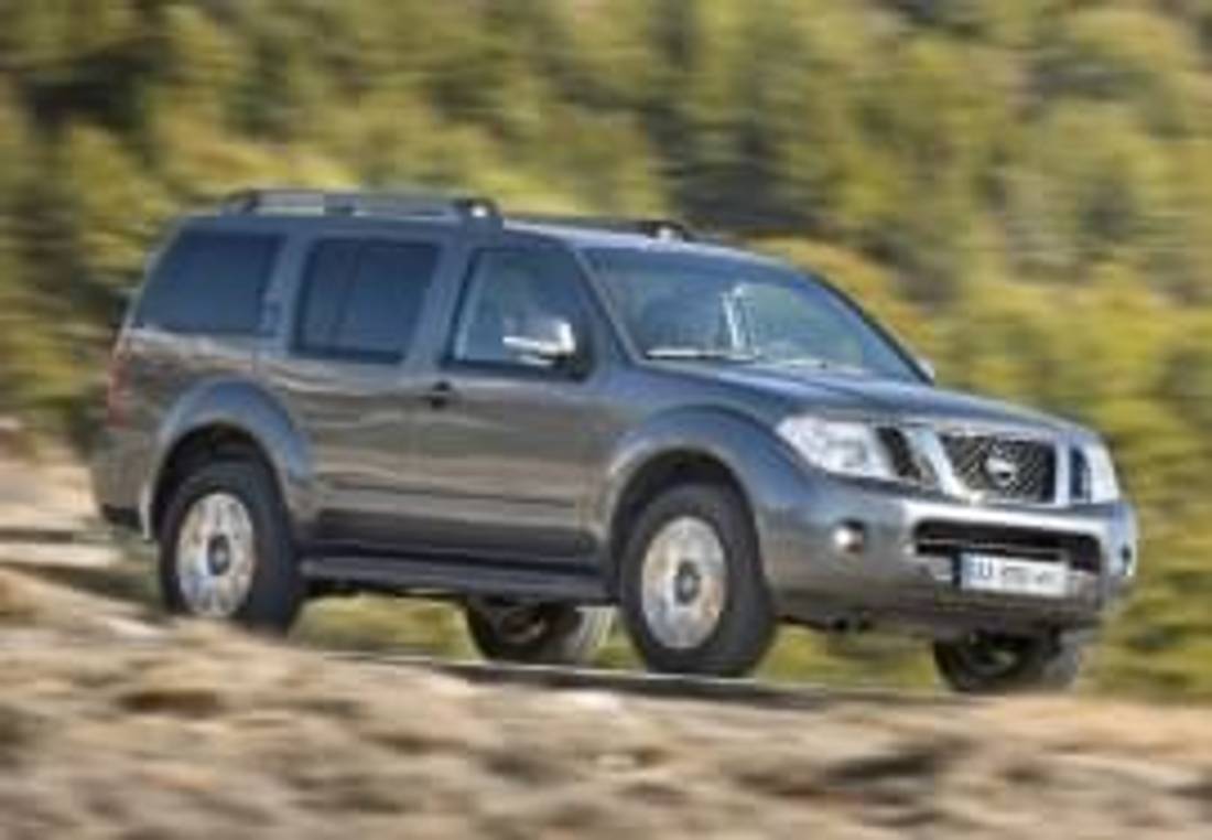 Nissan Pathfinder von vorn