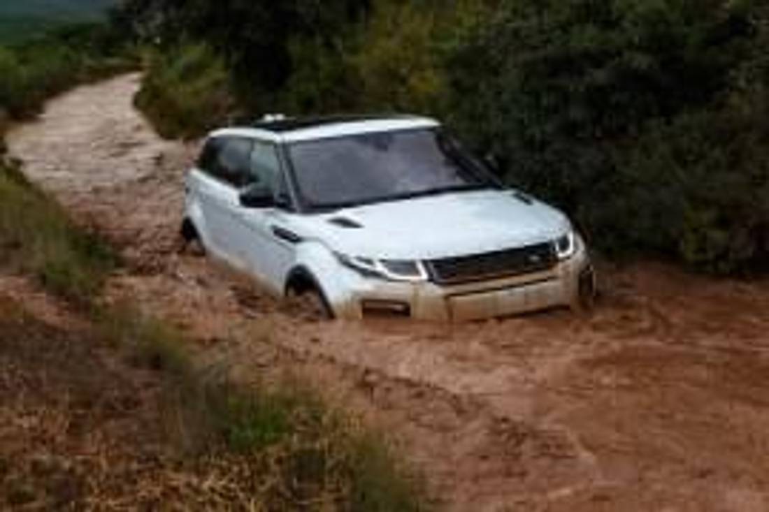 Range Rover Evoque in Fluss