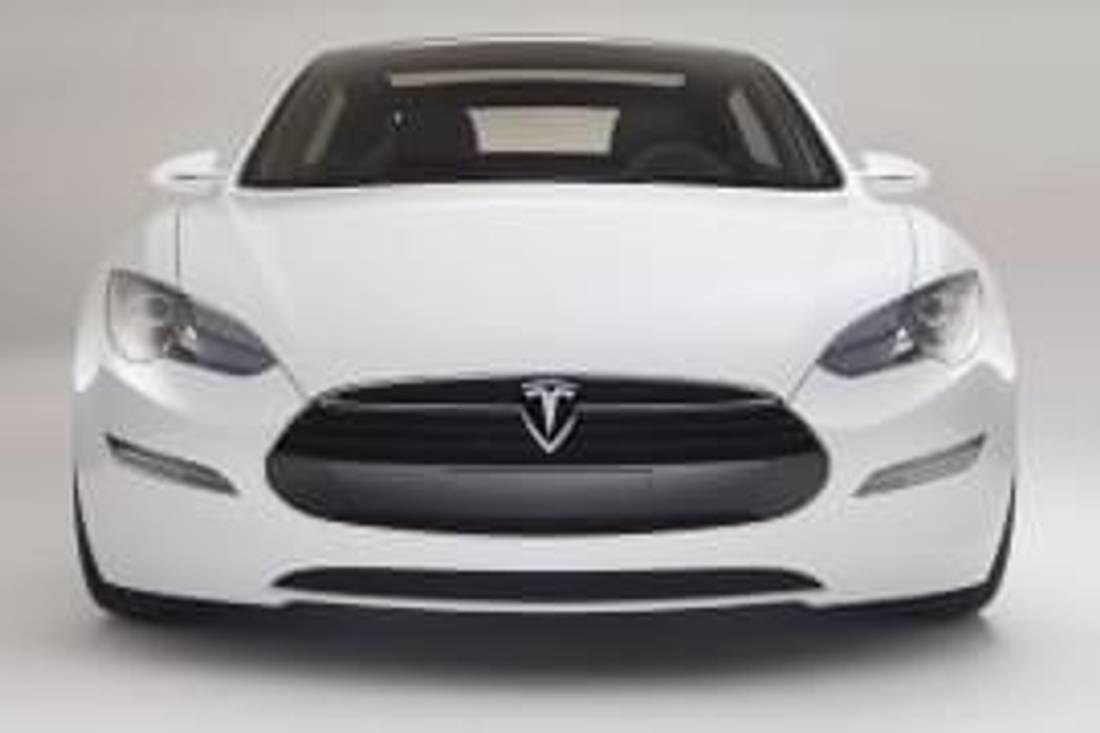 Tesla Model S отпред