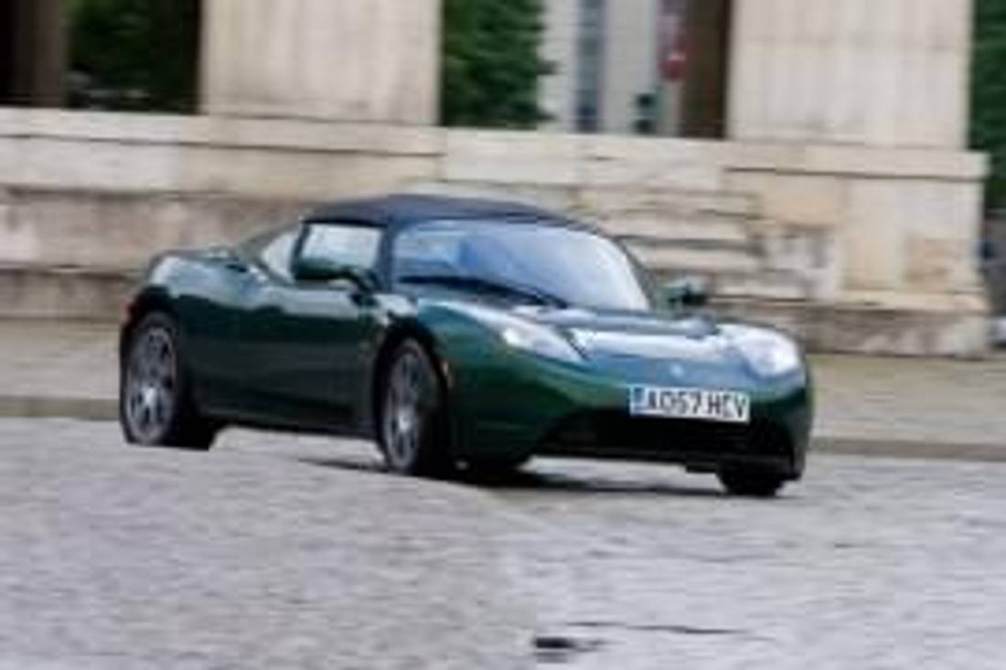 Tesla Roadster отпред