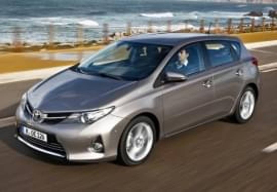 Toyota Auris отпред