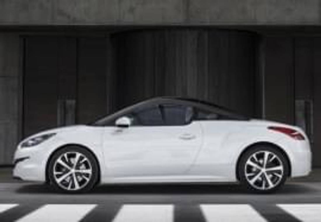 Peugeot RCZ изглед от страни