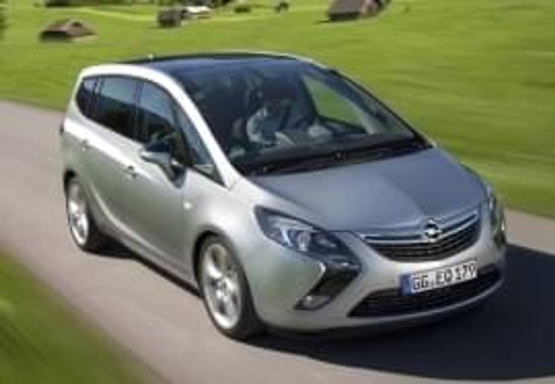 Opel Zafira отпред