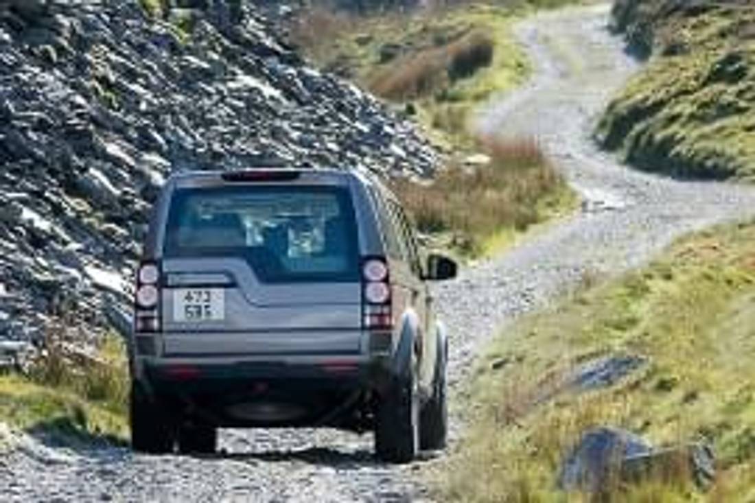 Land Rover Defender auf der Piste