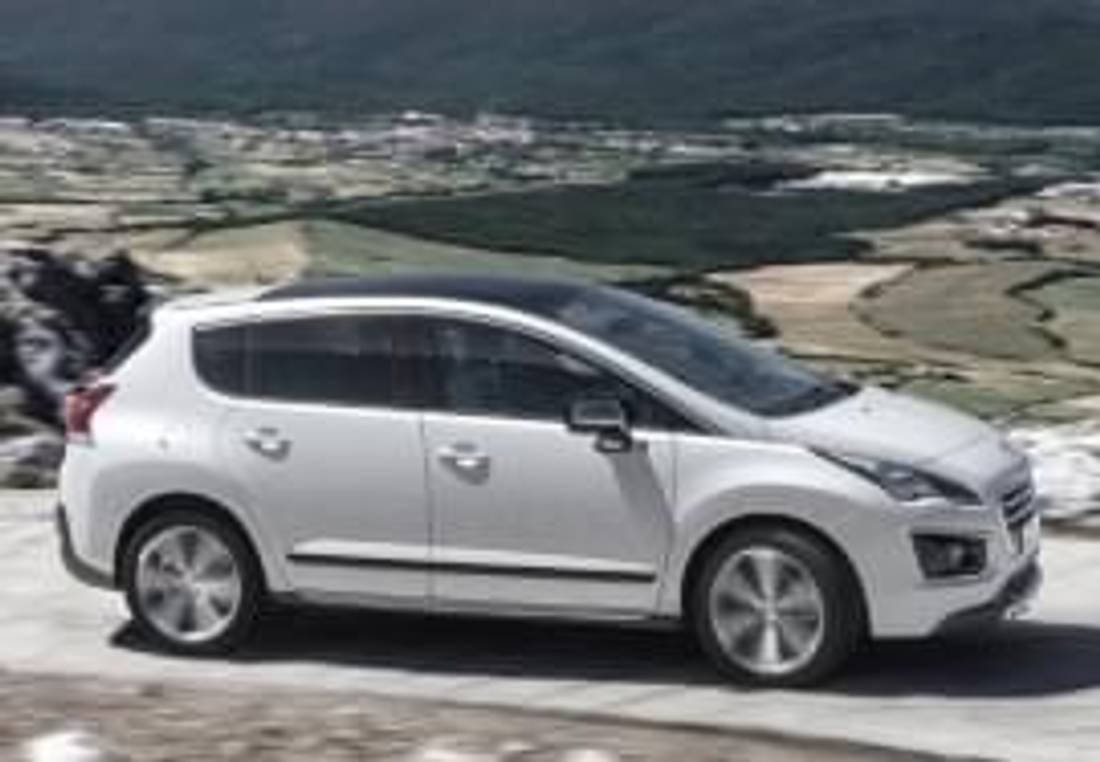 Peugeot 3008 отстрани 