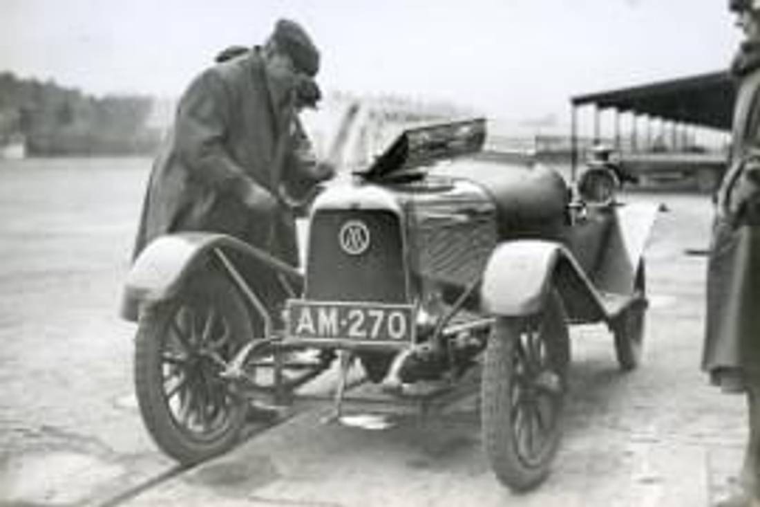  Основателят на Aston Martin – Лайнъл Мартин на автомобилната писта Брукландс през 1922 г.
