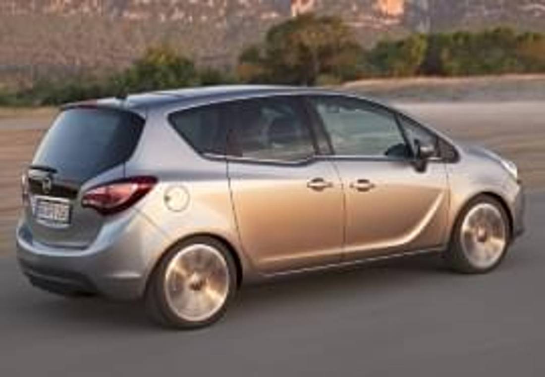 Opel Meriva отстрани